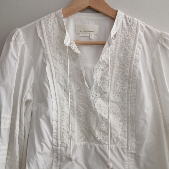 By Anthropologie Delilah Pleated Peasant Blouse Embroidered White Lace Size 4 - Picture 4 of 17